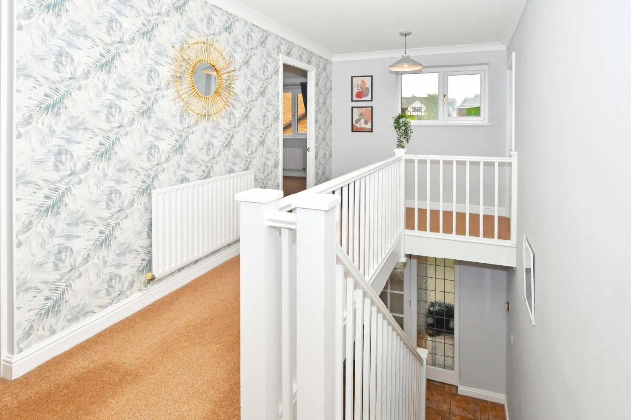 The Glade By Yourstays Huge Single Detached Holiday Home With Big Garden Newcastle-under-Lyme Exterior photo