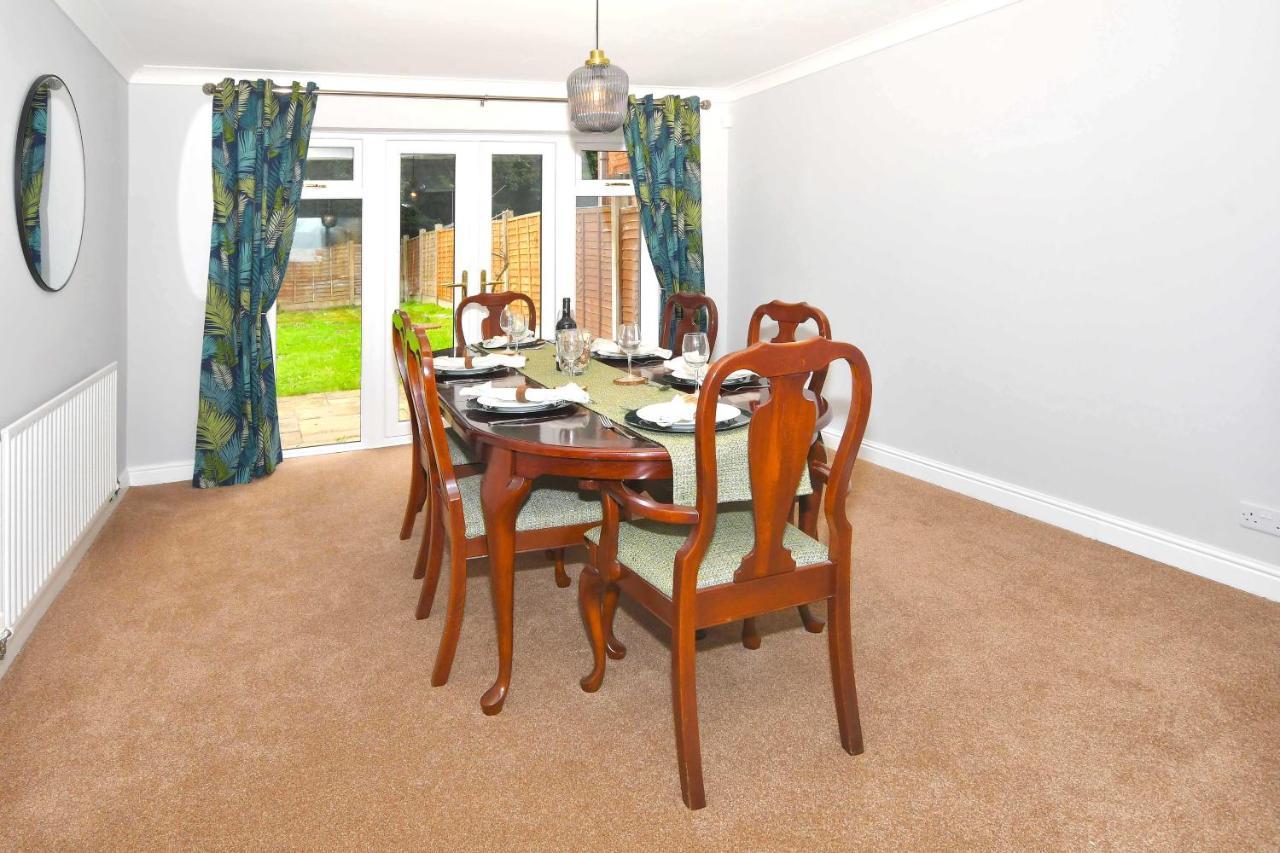 The Glade By Yourstays Huge Single Detached Holiday Home With Big Garden Newcastle-under-Lyme Exterior photo