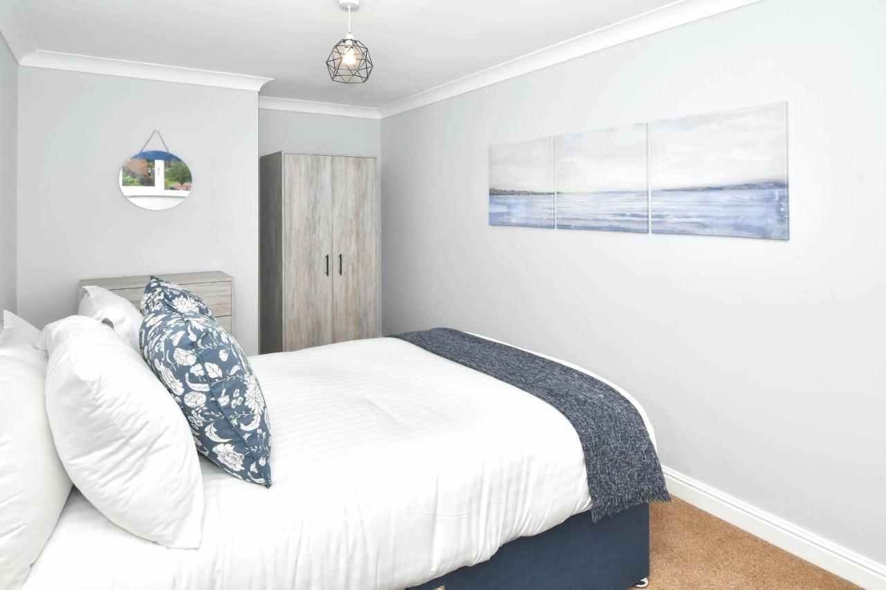 The Glade By Yourstays Huge Single Detached Holiday Home With Big Garden Newcastle-under-Lyme Exterior photo