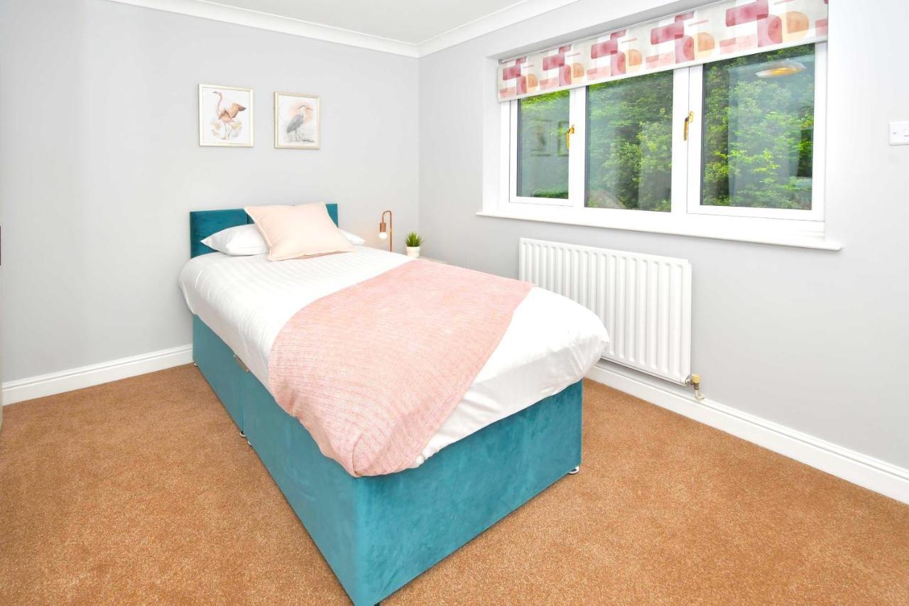 The Glade By Yourstays Huge Single Detached Holiday Home With Big Garden Newcastle-under-Lyme Exterior photo