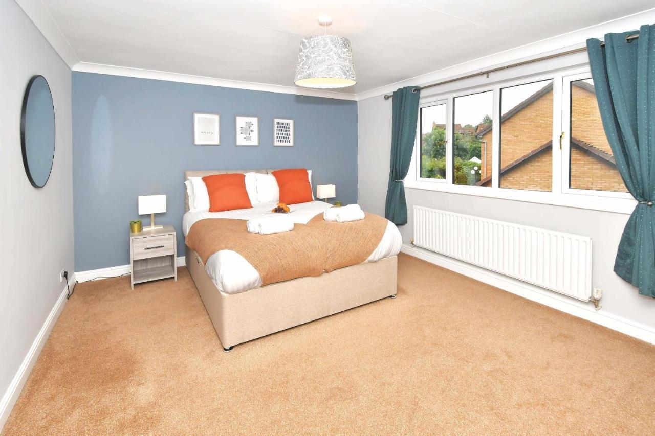 The Glade By Yourstays Huge Single Detached Holiday Home With Big Garden Newcastle-under-Lyme Exterior photo