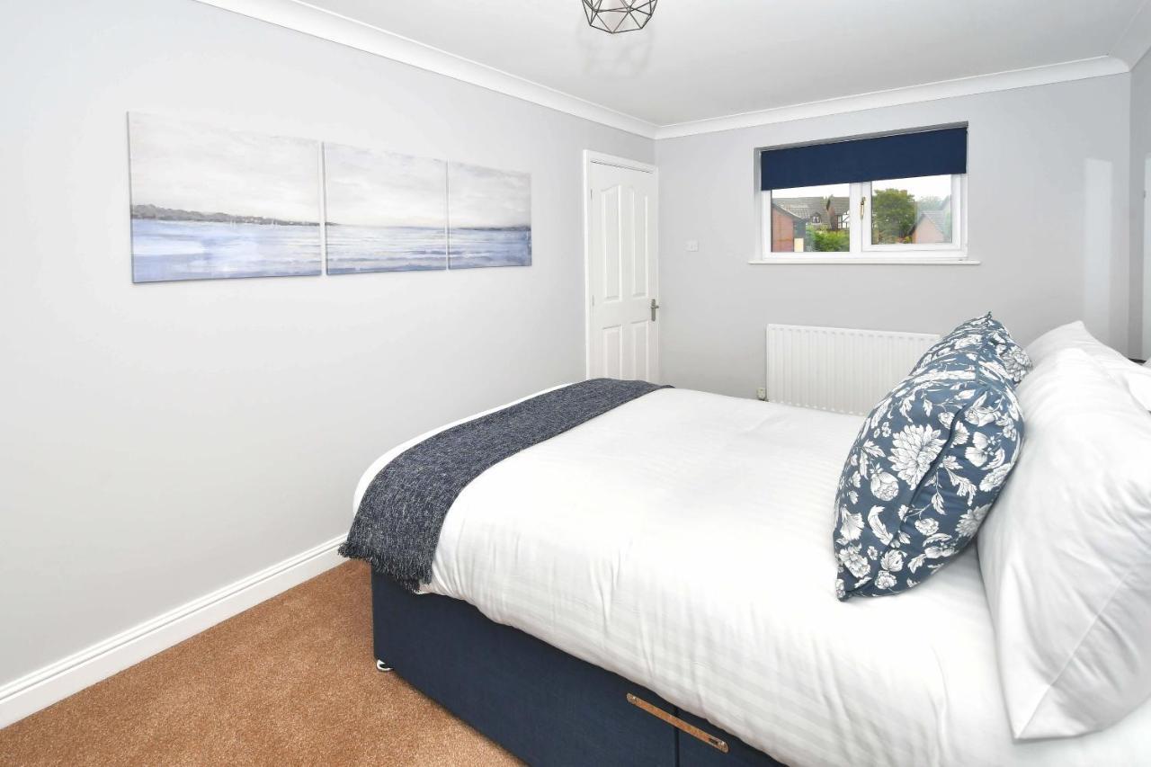 The Glade By Yourstays Huge Single Detached Holiday Home With Big Garden Newcastle-under-Lyme Exterior photo