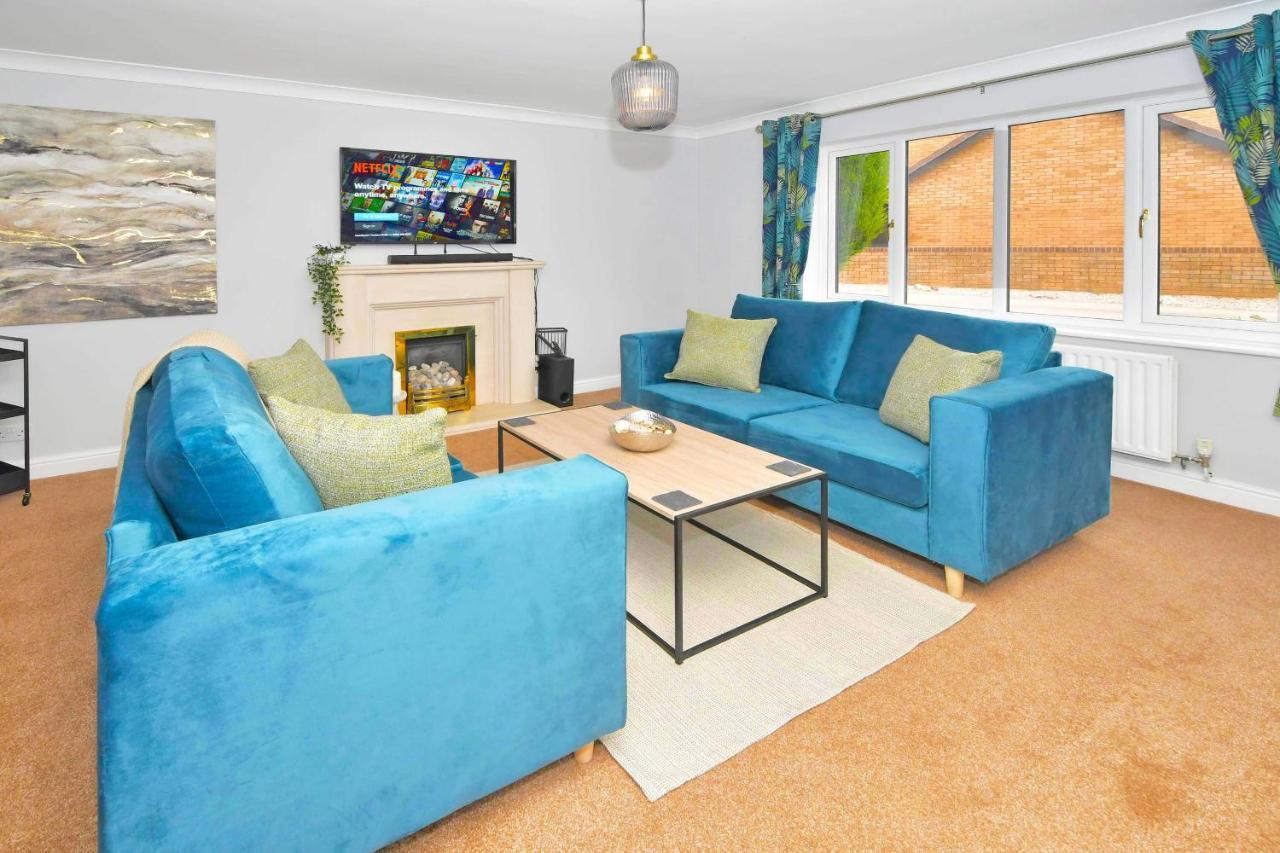 The Glade By Yourstays Huge Single Detached Holiday Home With Big Garden Newcastle-under-Lyme Exterior photo