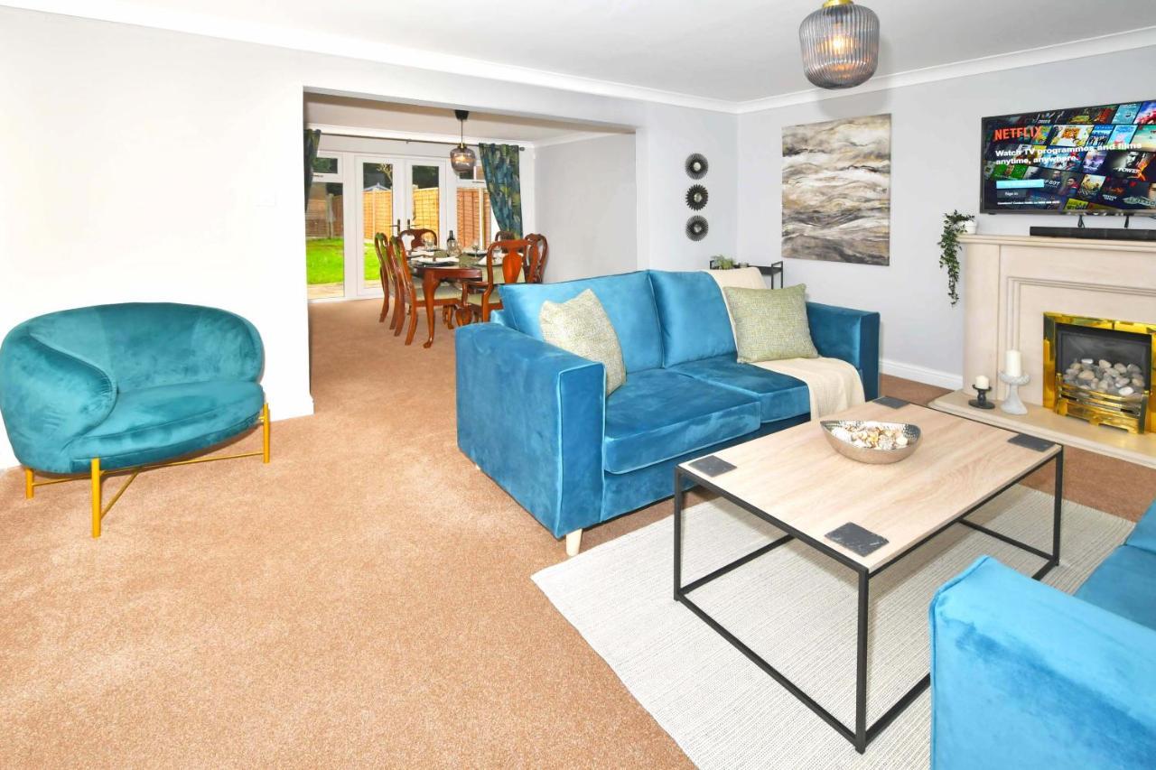 The Glade By Yourstays Huge Single Detached Holiday Home With Big Garden Newcastle-under-Lyme Exterior photo