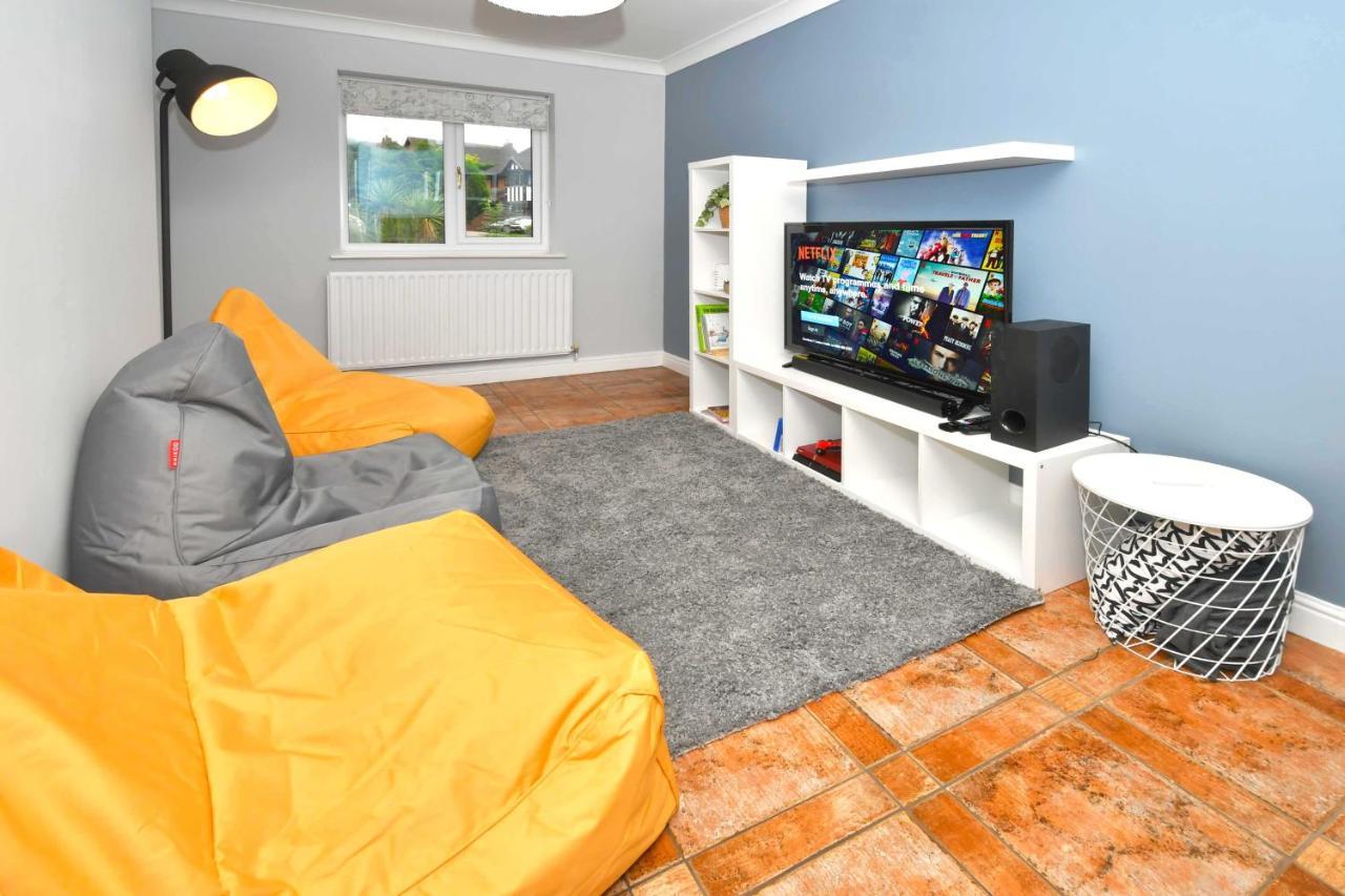 The Glade By Yourstays Huge Single Detached Holiday Home With Big Garden Newcastle-under-Lyme Exterior photo