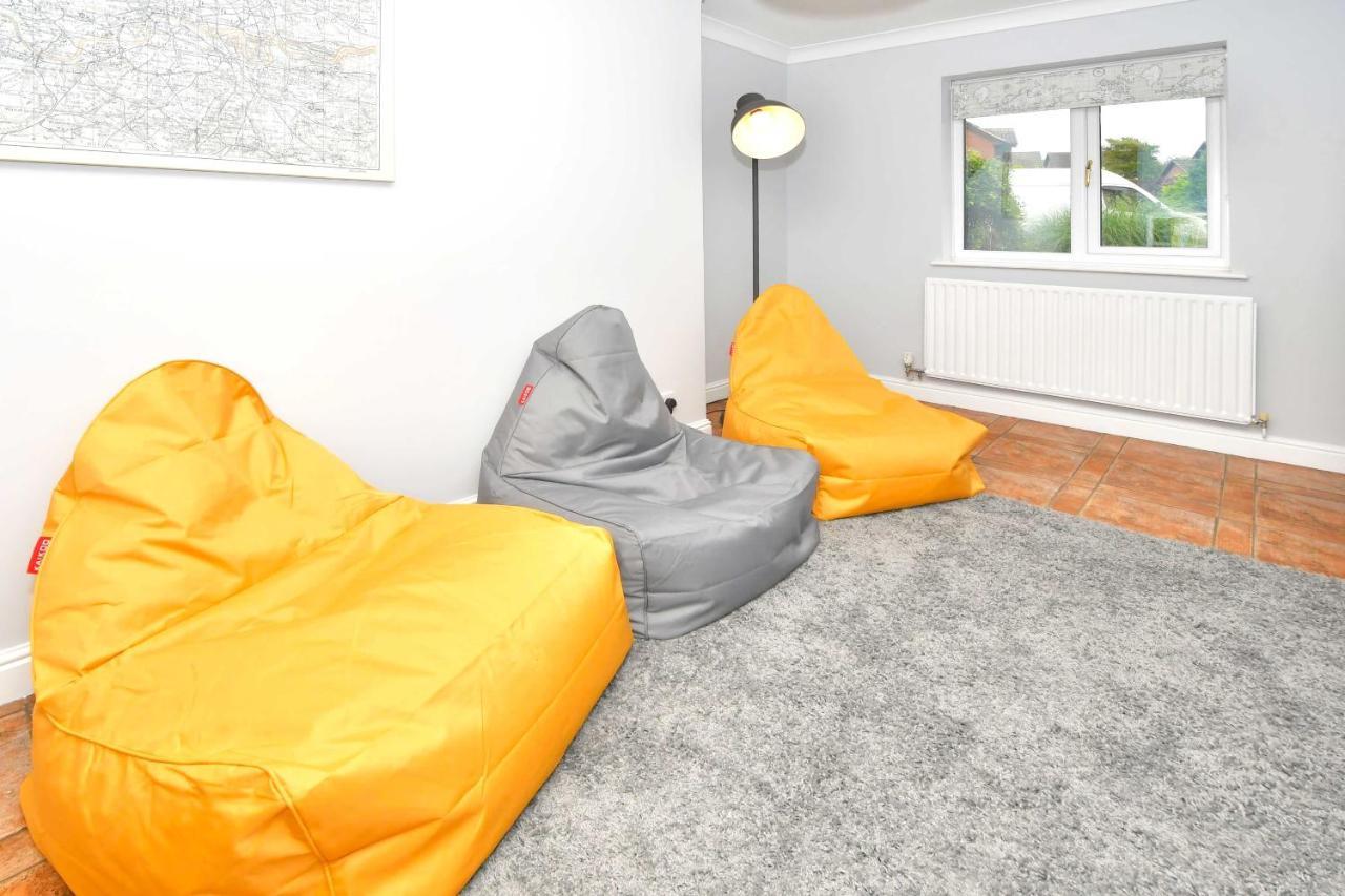 The Glade By Yourstays Huge Single Detached Holiday Home With Big Garden Newcastle-under-Lyme Exterior photo