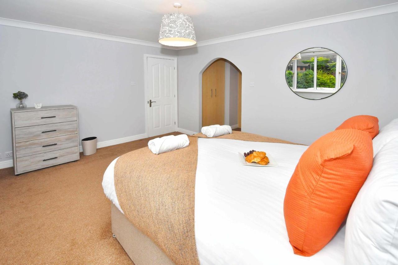 The Glade By Yourstays Huge Single Detached Holiday Home With Big Garden Newcastle-under-Lyme Exterior photo