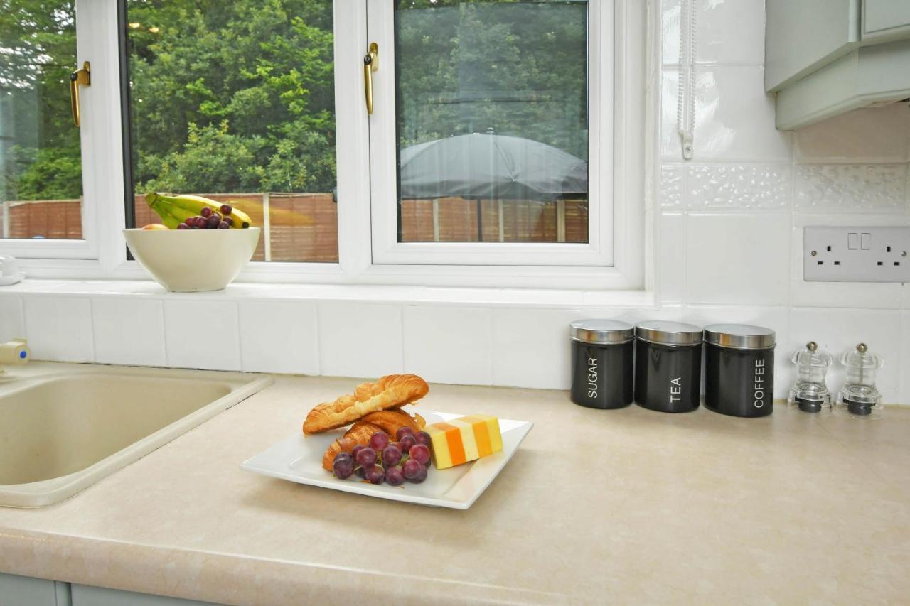 The Glade By Yourstays Huge Single Detached Holiday Home With Big Garden Newcastle-under-Lyme Exterior photo