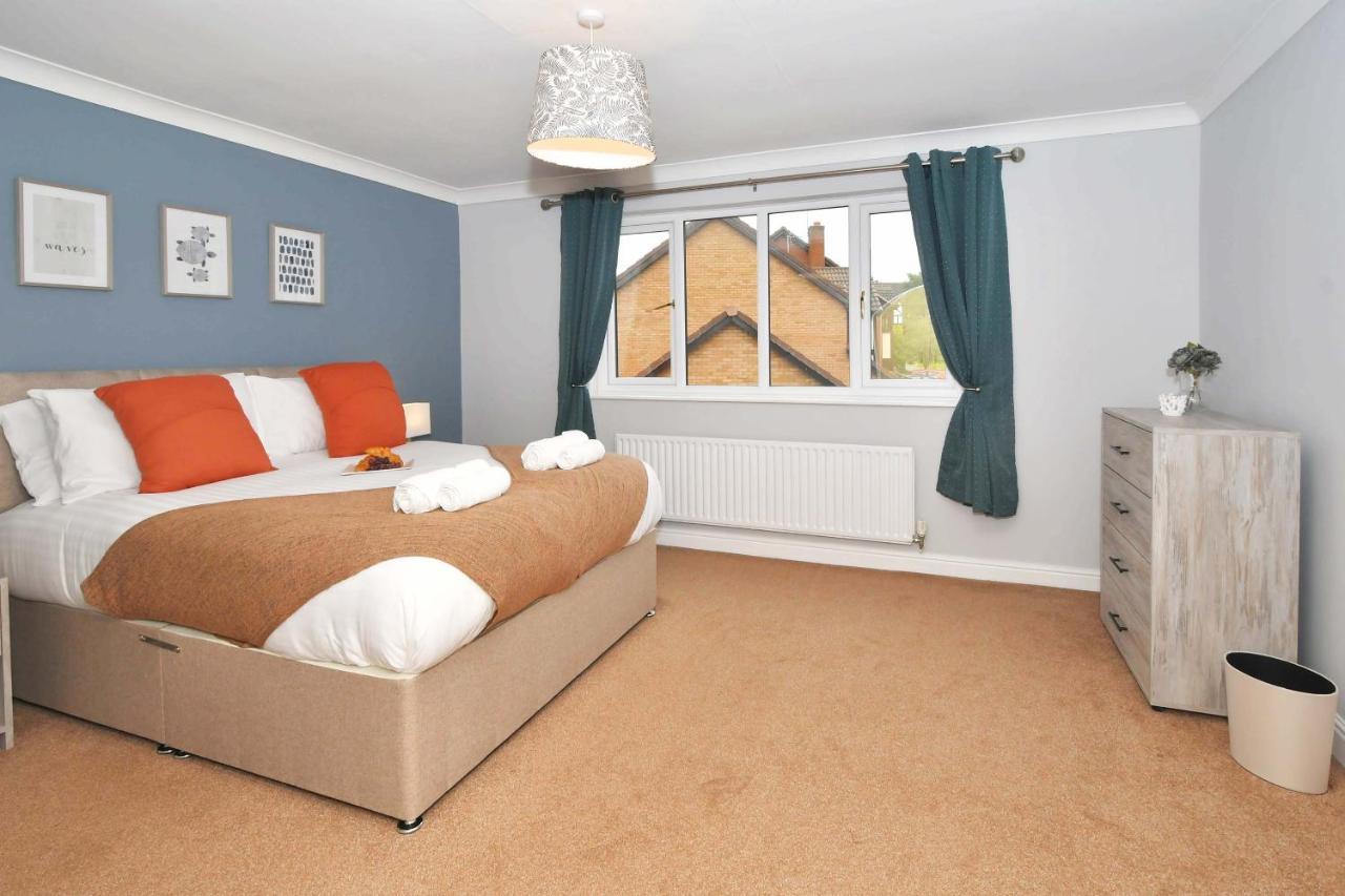 The Glade By Yourstays Huge Single Detached Holiday Home With Big Garden Newcastle-under-Lyme Exterior photo