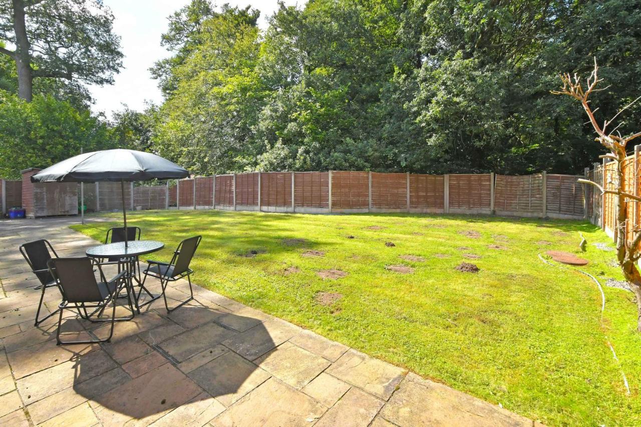 The Glade By Yourstays Huge Single Detached Holiday Home With Big Garden Newcastle-under-Lyme Exterior photo