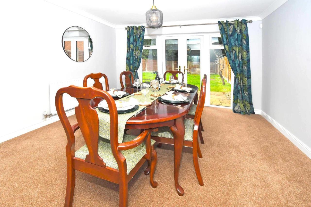 The Glade By Yourstays Huge Single Detached Holiday Home With Big Garden Newcastle-under-Lyme Exterior photo