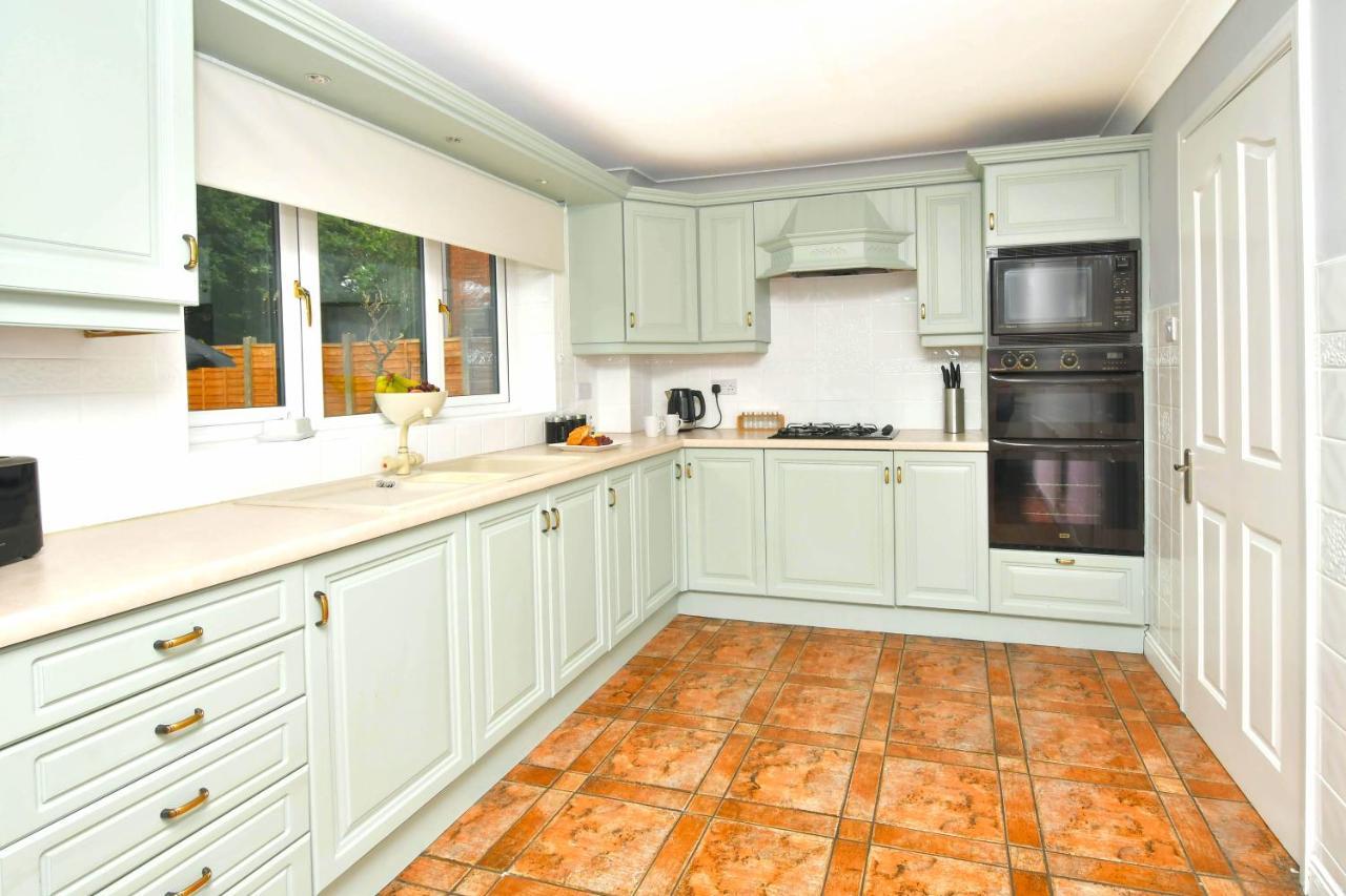 The Glade By Yourstays Huge Single Detached Holiday Home With Big Garden Newcastle-under-Lyme Exterior photo