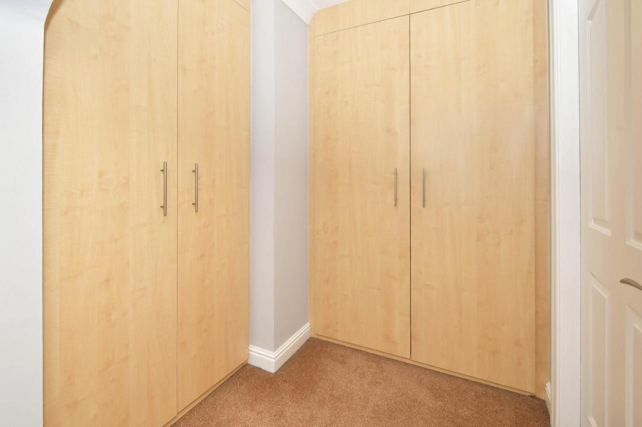 The Glade By Yourstays Huge Single Detached Holiday Home With Big Garden Newcastle-under-Lyme Exterior photo