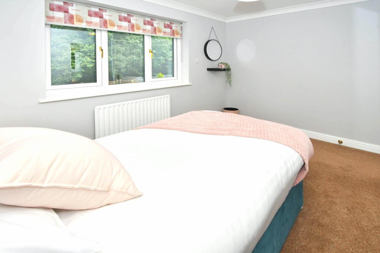 The Glade By Yourstays Huge Single Detached Holiday Home With Big Garden Newcastle-under-Lyme Exterior photo