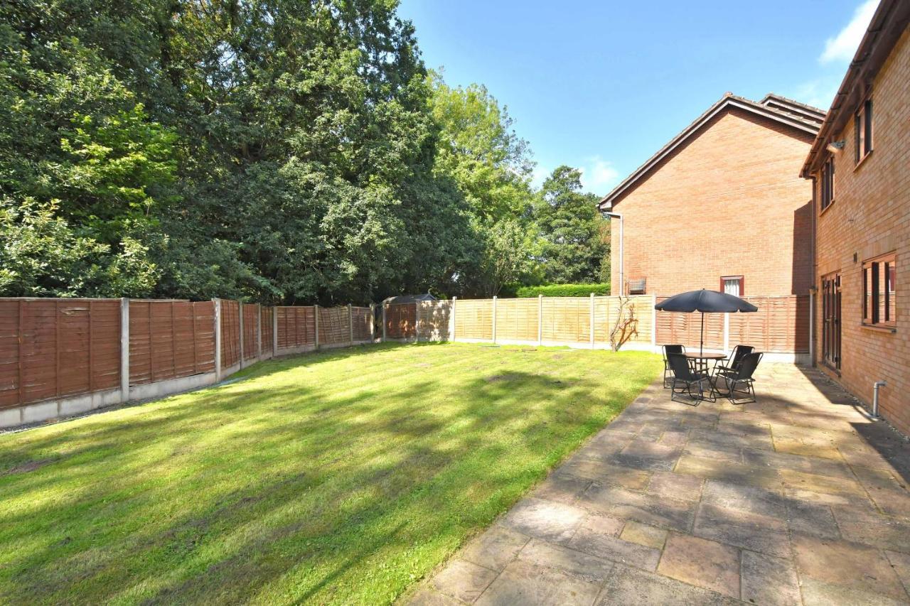 The Glade By Yourstays Huge Single Detached Holiday Home With Big Garden Newcastle-under-Lyme Exterior photo